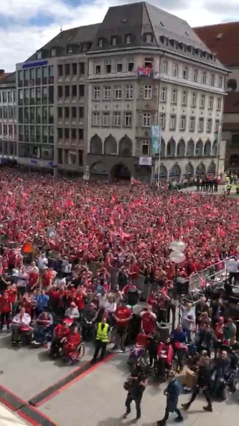 トーマス・ミュラーのインスタグラム：「My favourite place in Munich: Balcony of the city hall #Marienplatz #FCBayern #MiaSanDoublesieger #MünchenIstRot #esmuellert #MiaSanMia」