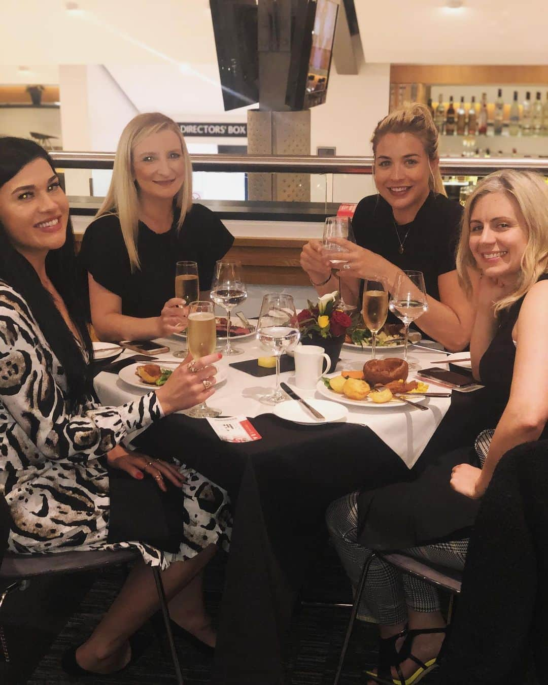 ジェマ・アトキンソンさんのインスタグラム写真 - (ジェマ・アトキンソンInstagram)「Fabulous hospitality as always at Old Trafford. All set to watch the Treble Reunion Match with the girls! 🔴⚪️ All for the Manchester United Foundation 🙌🏼 #ohmanchesteriswonderful @manchesterunitedfoundation」5月26日 22時04分 - glouiseatkinson