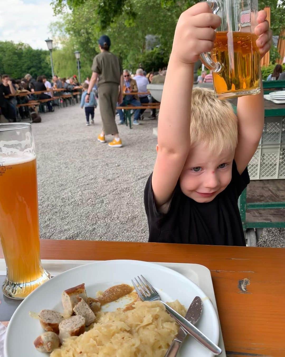 ニック・カーターさんのインスタグラム写真 - (ニック・カーターInstagram)「Cheers to a great day at the #englishgarden PS. He’s got apple juice 😉. #munich #activities #fatherhood #fathersonday #toddlers #children#hirschau #beergarden #bratwurst #sauerkraut #backstreetboys #dnaworldtour」5月26日 22時08分 - nickcarter