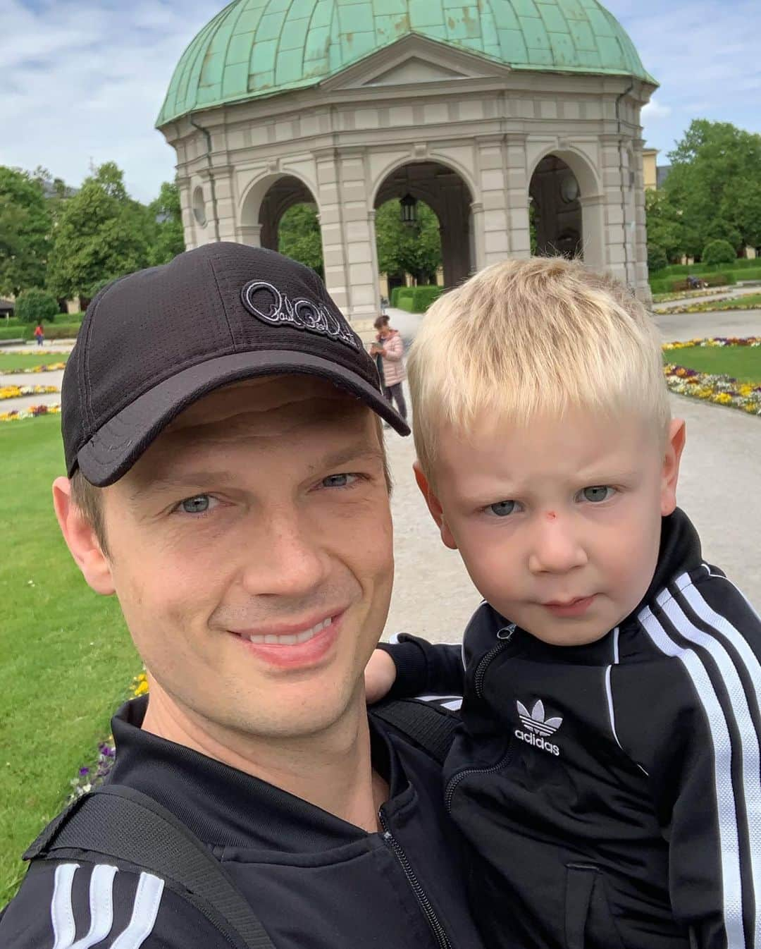 ニック・カーターさんのインスタグラム写真 - (ニック・カーターInstagram)「Cheers to a great day at the #englishgarden PS. He’s got apple juice 😉. #munich #activities #fatherhood #fathersonday #toddlers #children#hirschau #beergarden #bratwurst #sauerkraut #backstreetboys #dnaworldtour」5月26日 22時08分 - nickcarter