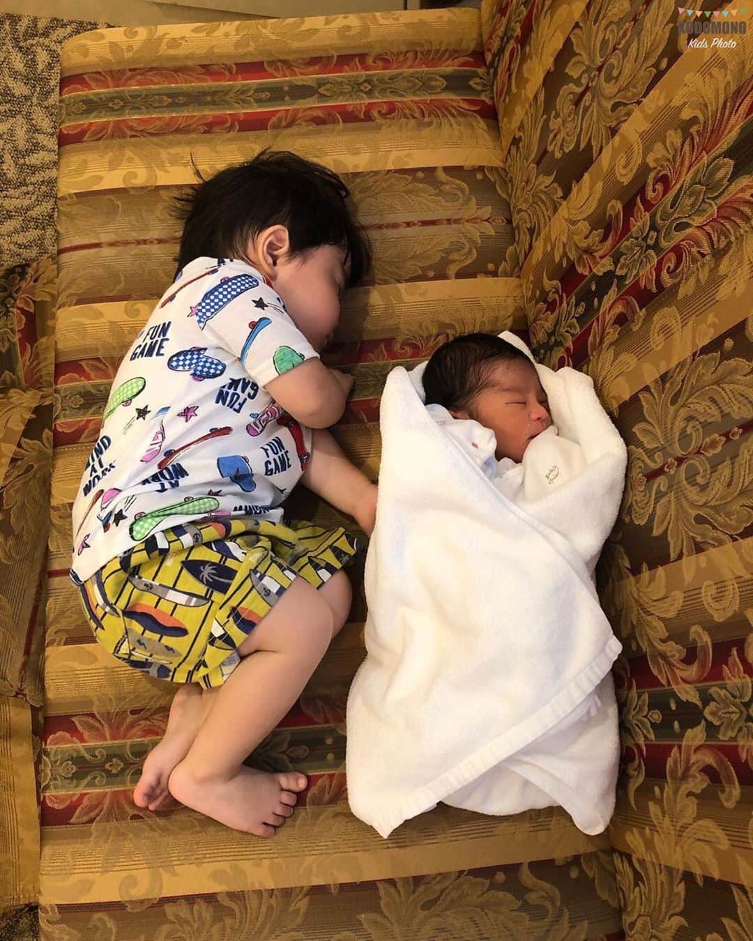 コドモノ！写真部さんのインスタグラム写真 - (コドモノ！写真部Instagram)「🕊💕 今回ご紹介するのは @kaikai8866 さんの1枚です。 . 兄弟寝😴😴 産まれたばかりの赤ちゃんと並ぶと お兄ちゃんが大きく見えますね💗 . @kaikai8866 さん「#コドモノ」のハッシュタグ付けありがとうございました。 . .  お子様のカワイイ姿、面白い瞬間、なんとも言えない表情などなど毎日募集中！@kodomono_photoをフォローの上、#コドモノ をつけて投稿してください💕 素敵な写真や動画はコドモノ！写真部がフィーチャーさせていただきます。 . 🍼画像や動画は投稿者様に許諾を得てコドモノ！写真部に掲載しています。ご本人以外の無断転載はお控えください。 . . ▼▽▼投稿毎日募集中▼▽▼ . #新生児 #1歳10ヶ月 #0歳 #1歳 #兄弟 #男の子ベビー #babyboy #赤ちゃんのいる生活 #成長記録 #大きさ比較 #お兄ちゃん #寝顔 #仲良し #仲良し寝 #大きくなったね」5月26日 22時08分 - kodomono_photo
