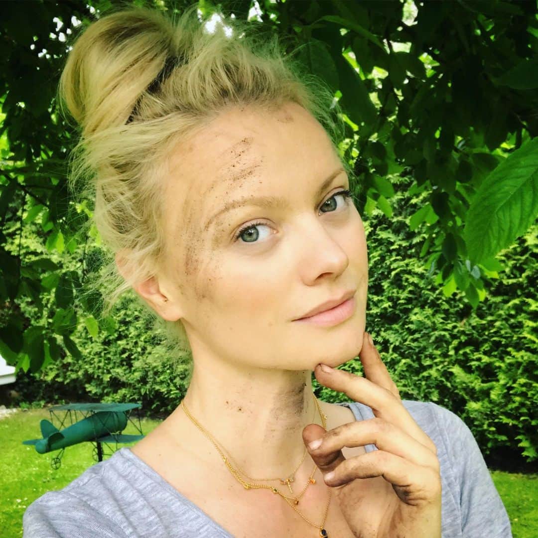 フランツィスカ・クヌッペさんのインスタグラム写真 - (フランツィスカ・クヌッペInstagram)「Sunday’s beauty shooting ❤️💋🤪✨🌳 what are you doing? #dontforgettovote #gardening #home #planting  #sunday #enjoylife #everysecond」5月26日 22時10分 - franziskaknuppe