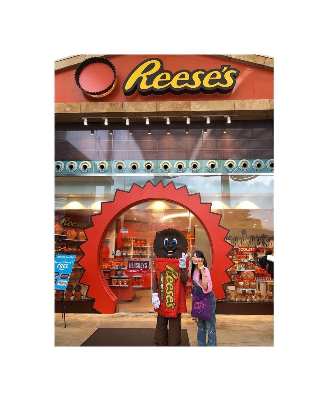 蒼井乃々愛さんのインスタグラム写真 - (蒼井乃々愛Instagram)「お店の前にお菓子のReese'sのキャラクターがいて、可愛くてすぐキーホルダーを買ってしまうチョロいやつは私です。← #reeses #海外のお菓子」5月26日 22時10分 - aoi_nonoa