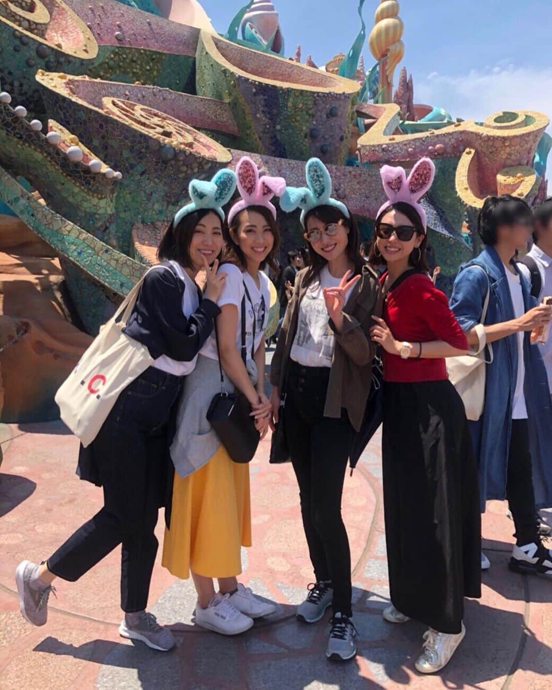 のインスタグラム：「インスタの更新久しぶりになっちゃった😅 この前、大好きな人たちとディズニーシー行ったよ🐭💓本当ーに楽しかった😍 －－－－－－－－－－ タートルトーク当ててもらったし🐢、ショーもうさピヨ可愛いすぎたし🐰、たくさん乗り物乗れたし、朝8時から夜まで歩き回ったなぁ😋 【3枚目】チュロス食べたすぎて踊りだす私たち☺️💃😗 【4枚目】空に飛んでいってくれるよしし🥰可愛いすぎる💕 【5枚目】ミッキーの形で出てくるハンドソープ🐭何から何まで凝ってて感動🥺 －－－－－－－－－－ #ディズニーシー #ディズニーランド #ディズニーイースター #うさピヨ #女子会 #forrowme #instagood #instaphoto #l4l #instadiary #instalove #love #happy #楽しい」