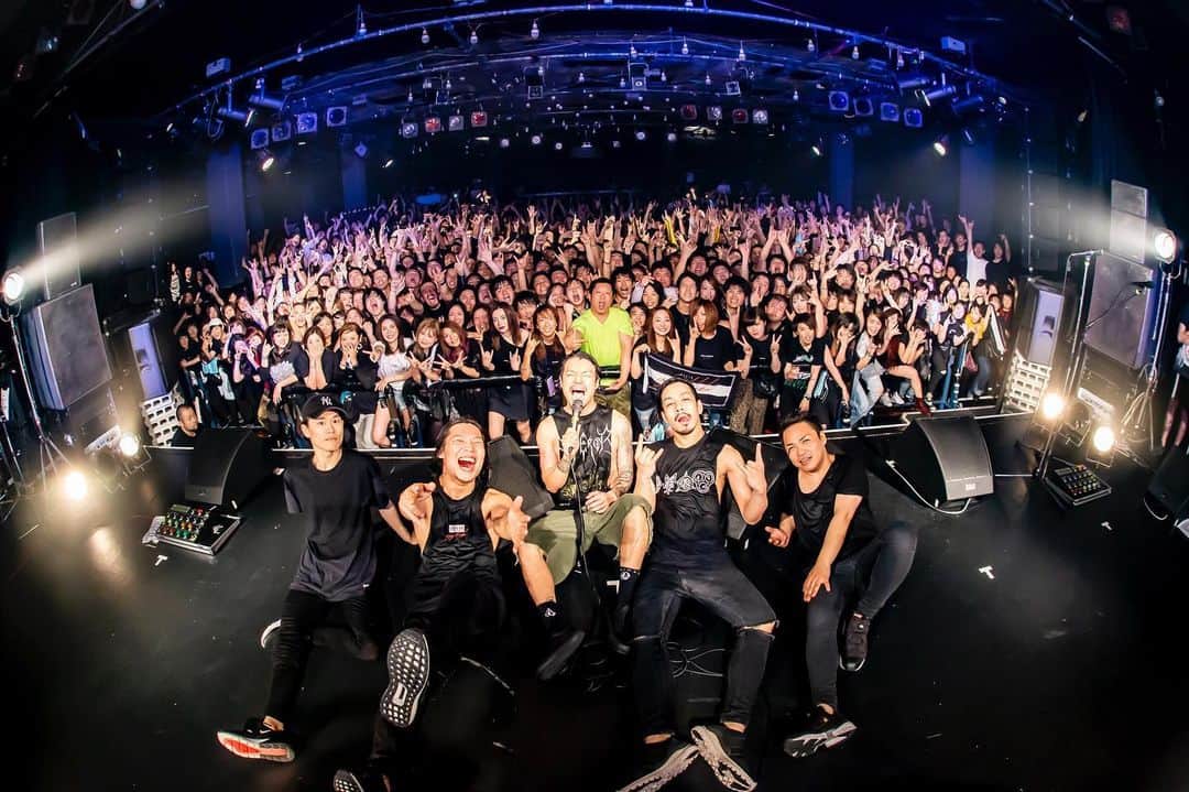 Crystal Lakeさんのインスタグラム写真 - (Crystal LakeInstagram)「THANK YOU TOKYO!! We performed THE SIGN special set tonight. It was a BLAST!! Thanks to everyone who came out to THE FIRE STILL BURNS!! Photo: @taka_tallman  #CrystalLake #TheSign #TheFireStillBurns」5月26日 22時19分 - crystallake777