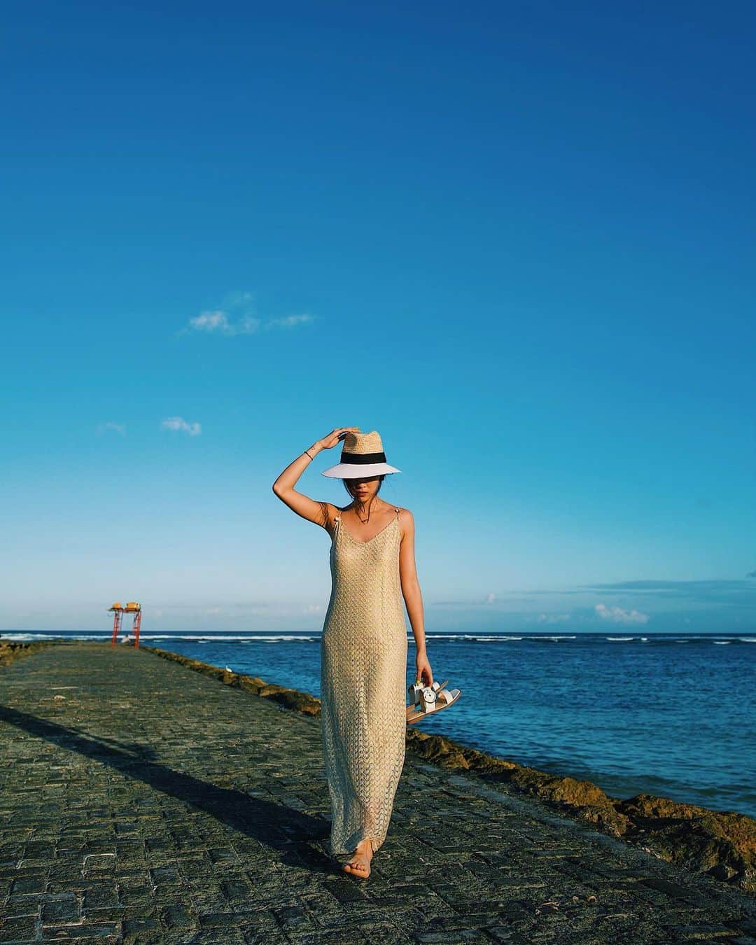 ソニアのインスタグラム：「Home for the next few days 💙」