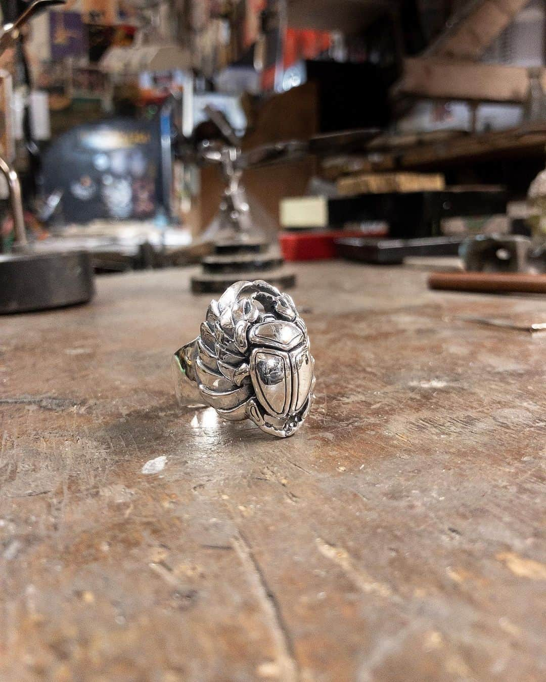 クレイジーピッグさんのインスタグラム写真 - (クレイジーピッグInstagram)「Scarab Ring made to order yesterday 👊 Sized from scratch and ready within one hour of purchasing 👌 #scarab #ring #tattoo #silver #polished #style #luxury #instahub #instafashion #instadaily #egypt #london #jewellery #beetle #wild #wildlife #animal」5月26日 22時23分 - crazypigdesignslondon