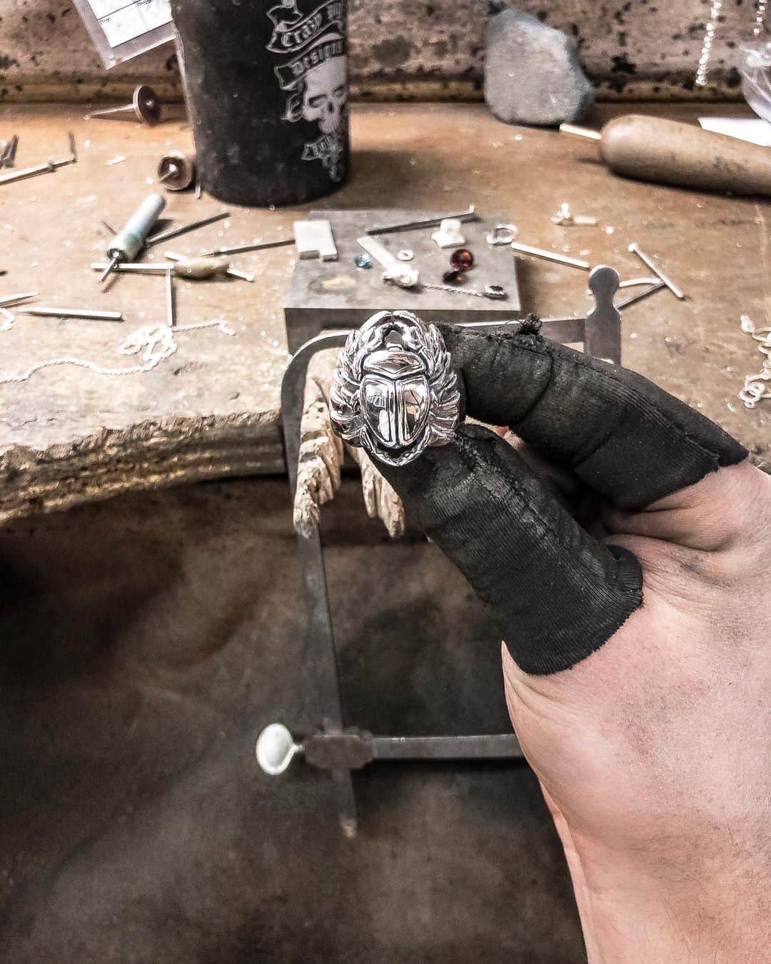 のインスタグラム：「Scarab Ring made to order yesterday 👊 Sized from scratch and ready within one hour of purchasing 👌 #scarab #ring #tattoo #silver #polished #style #luxury #instahub #instafashion #instadaily #egypt #london #jewellery #beetle #wild #wildlife #animal」