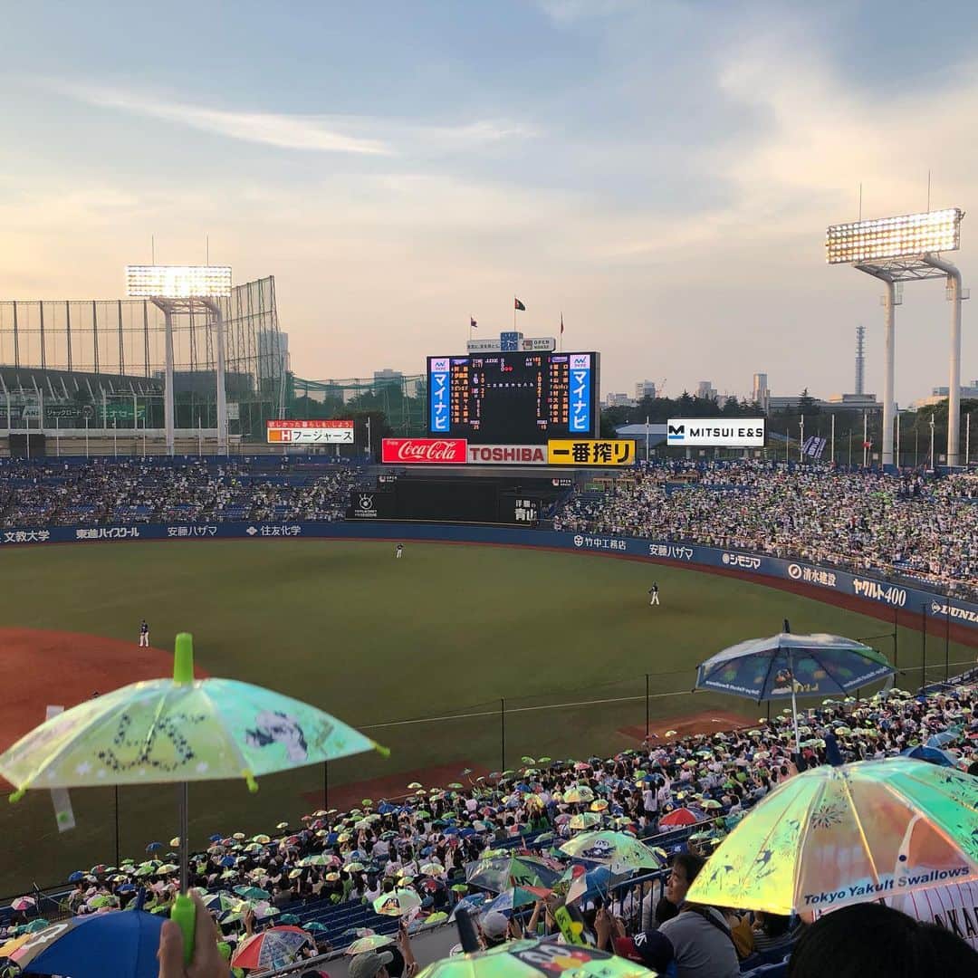 堀井亜生さんのインスタグラム写真 - (堀井亜生Instagram)「私の大昔の記憶では、普通の緑ビニ傘だった気がするけど、今は小さくて可愛らしい応援用の傘。  欲しがる息子☂️ 種類も豊富で可愛い💕  #スワローズ  #東京音頭」5月26日 22時23分 - aoi_horii