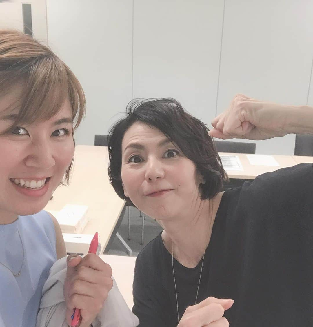 藤井瑞希さんのインスタグラム写真 - (藤井瑞希Instagram)「・ ・ 世界バドミントン 男女混合国別対抗戦 スディルマンカップ ・ ・ 全日程が終了しました！ ・ ・ 日本は2位😊🇯🇵✨ ・ ・ 選手の皆さんお疲れ様でした💛 ・ ・ そして私も8日間テレ朝で解説させていただきました！ ・ ・ 実況のアナウンサーの方々はじめ、制作側のスタッフの方も毎日朝方までお疲れ様でした。 ・ ・ これからもバドミントン日本代表BIRD JAPAN を応援しましょうねーーーー･:*+.\(( °ω° ))/.:+ ・ ・ #スディルマンカップ  #世界バドミントン #男女混合国別対抗戦 #birdjapan #お疲れ様でした #最後の写真は #椅子に座りすぎて #腰が痛くて #四股踏んじゃった #のシーン #笑」5月26日 22時25分 - bdmntnfujiimizuki