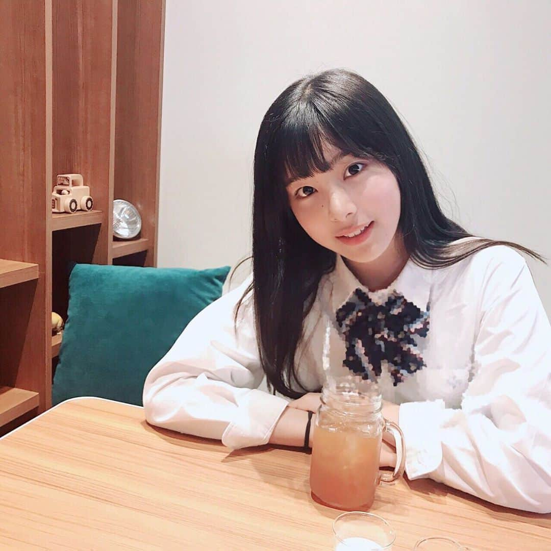 栗田桃花さんのインスタグラム写真 - (栗田桃花Instagram)「またアイスティー飲んでるw 三日連続ハードなダンスレッスンで久々に筋肉痛です😭 今日はいろんなところで30度超え☀️5月でこれは異常すぎる💦熱中症気をつけてください！！！ ・ #猛暑日 #筋肉痛 #5月 #制服」5月26日 22時28分 - kurimomo330