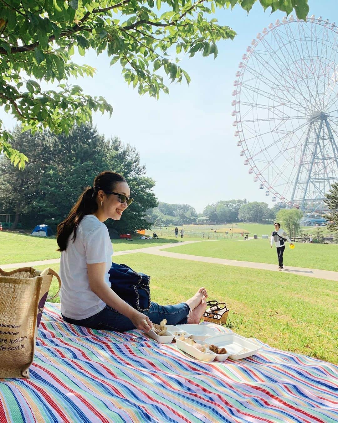 石井詩織のインスタグラム：「カーシェアでオープンカーを借りて、葛西臨海公園へ🌼﻿ 今日の日差しはワイルドでしたが、緑がみずみずしく反射していて気持ちの良い時間が過ごせました🌿☀️ ﻿ ﻿ 待ち合わせ前に頭のてっぺんにカラスに糞を落とされ、とんだ悲劇に見舞われたみかは、待ち合わせに遅れることもなく、しかもニコニコでやってきました。﻿ どんな幸運なことが起こるんだろうとわくわくしてるみかをみて、マイナス面とプラス面がある物事の全体を見れて、プラス面を大事にできるみかが素敵だなあと思いました🕊真似ぼう。﻿ ﻿ #葛西臨海公園」