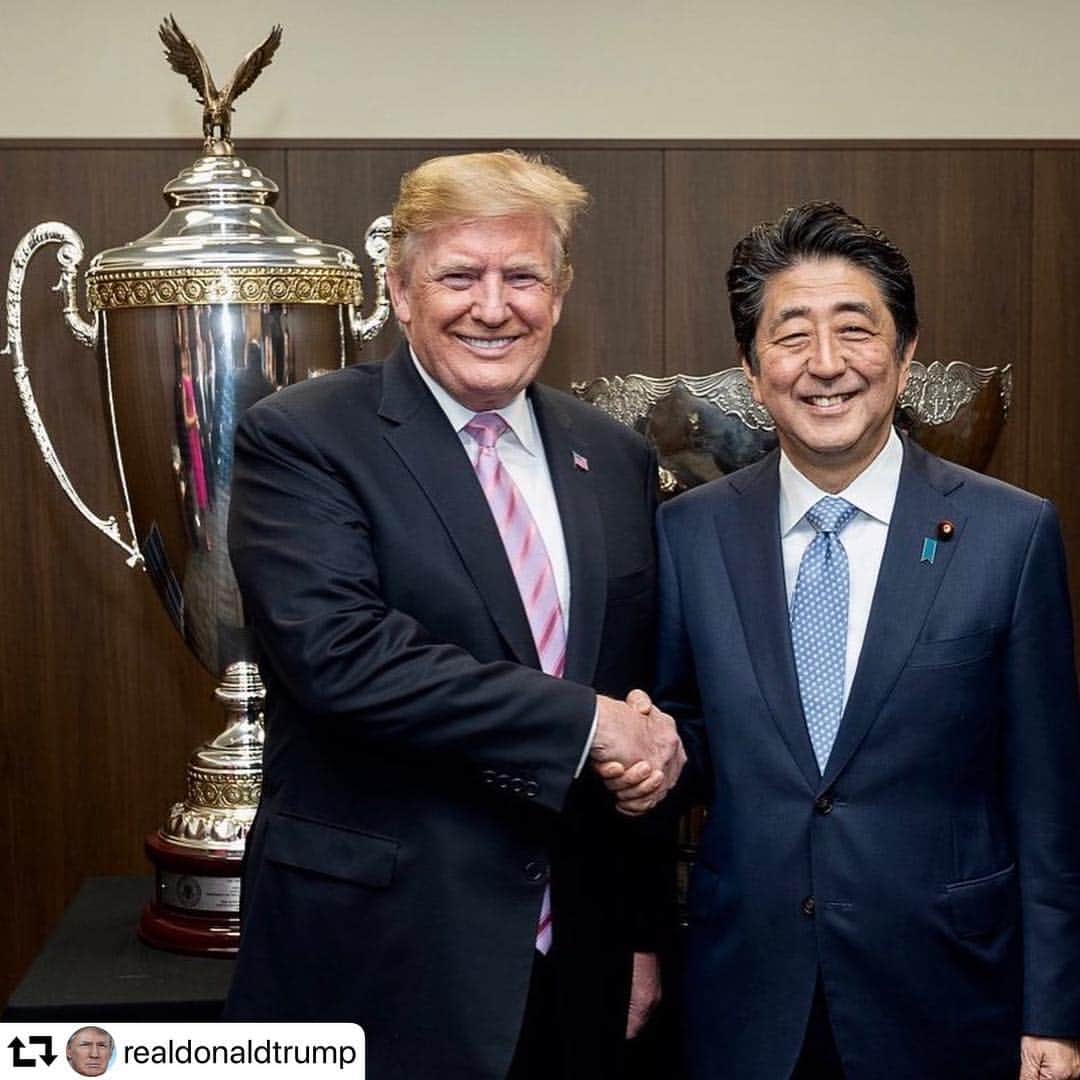 のインスタグラム：「#repost @realdonaldtrump ・・・ ‪Tonight in Tokyo, Japan at the Ryōgoku Kokugikan Stadium, it was my great honor to present the first-ever U.S. President’s Cup to Sumo Grand Champion Asanoyama. Congratulations! A great time had by all, thank you @ShinzoAbe!!‬」