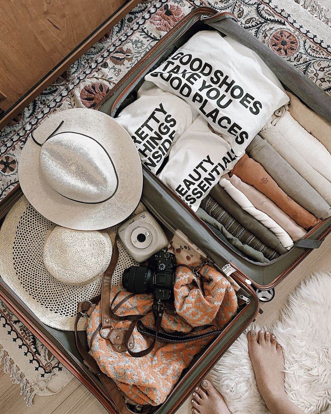 Manamiのインスタグラム：「Ready for a trip👍🏼 本日もpackingギリギリで終了🤦🏽‍♀️✨ 今回も7時間くらいかかった🤷🏽‍♀️笑 A型って感じの詰め方だよねってよく言われる。笑 packingの質問よく頂くので、写真撮りながらしたよー🤳🏽 ㅤ 細かいものはポーチで分けてます👝 あと、帰り物が増えても大丈夫なように ボストンバッグいつも入れてる！ 2枚目→服は畳んで直入れ 3枚目→帽子の中にはスカーフとか柔らかいの入れてる 4枚目→スカーフはくるくるして結んでまとめる 5枚目→6年くらい使ってる引っ掛けられるポーチはbathroomで使う物入れ 写ってないけど大量の食料も🤭 ㅤ もっと細かく撮りたかったけど終わらない気がしたからこれだけでごめんなさい😂🙏🏽」