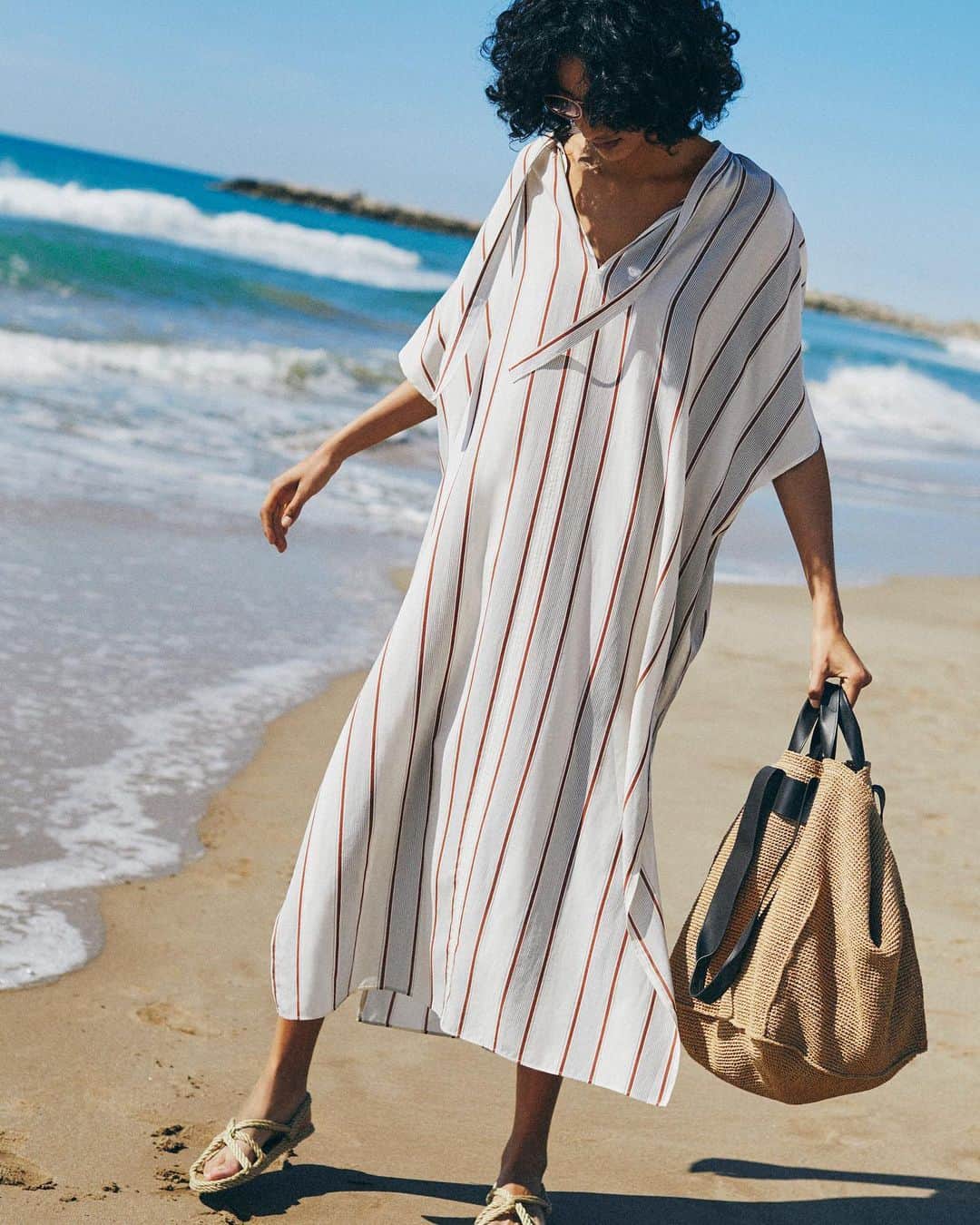 ARKETさんのインスタグラム写真 - (ARKETInstagram)「This relaxed kaftan dress is cut from a soft and airy plain weave of cotton and Tencel® lyocell. Lyocell is a biodegradable fibre produced with pulp from sustainably planted eucalyptus and other fast-growing types of wood. Discover the latest dresses from the link in our bio. - #ARKET」5月26日 22時34分 - arketofficial