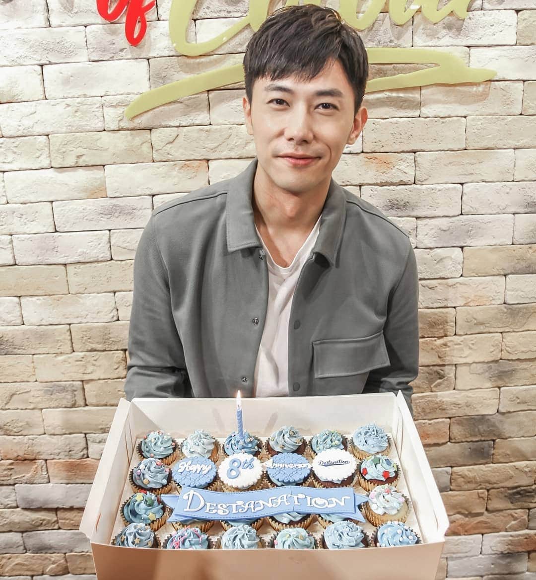 デスモンド・タンのインスタグラム：「Happy birthday! 祝我们生日快乐 @destanationfc 🎂  Thank you for 8 years of unmerited love and unwavering support! You are one of the core pillars to the drive in my work. I'm glad to have formed a fan-mily among y'all and always grateful to be the 大哥哥 for y'all to rely on and draw inspiration from. Continue to love one another like sisters and brothers! I promise I'll continue to work hard and let you all stand proud to be my dearest Destines! 一转眼，粉丝团成军8年了! 你们看着我在事业的成长，我看着你们一个个长大成家。 谢谢你们无微不至的支持! 认识你们是一种缘分，我很珍惜! 我会继续加油让你们(还有你们以后的孩子们)可以不断的有好作品看。Let's continue to dream big. Remember you are all destined to ace!  P.S. How do you like my art piece? 🎨」
