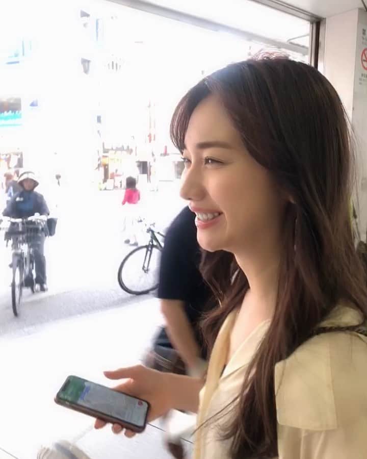 海野ナルのインスタグラム：「やたらと首を横にふる😂」