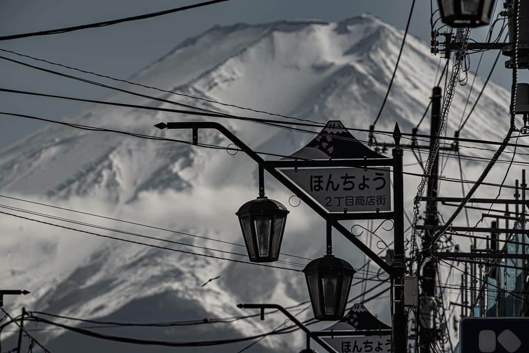 Atsushi Aizawaのインスタグラム：「1076 ほんちょう  #街の中の富士山  Yamanashi, Japan 山梨県  #japanfocus #jp_gallery #instagramjapan #ig_japan #wu_japan #wu_asia #worldunion #theworldshotz #igersjp #team_jp_ #team_jp_東 #山梨県 #team_jp_skyart  #mtfuji #Japan #yamanashi  #natureaddict Mt. Fuji Yamanashi , Japan #Lovers_Nippon #東京カメラ部#japan_night_view #japan_night_view_member #1xPicoftheDay #phos_japan #夜景ら部 #写真好きな人と繋がりたい #bestjapanpics  #photo_shorttrip #やまなしカメラ部  #sonyworldclub」