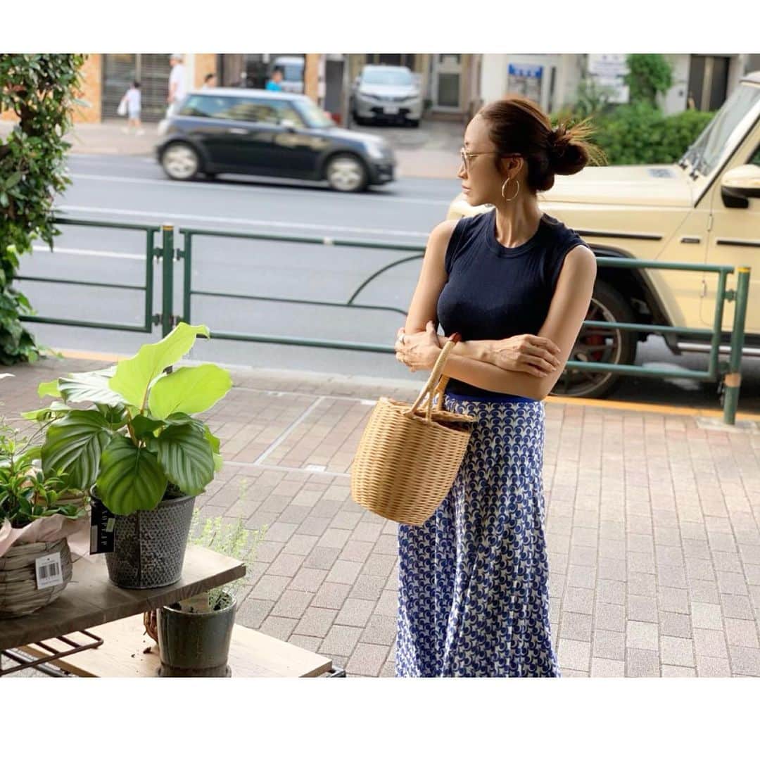 神崎恵さんのインスタグラム写真 - (神崎恵Instagram)「涼しげな食器が欲しくてお買い物へ。 パパさんが、お庭やテラス作りでお世話になっているお花屋さんにも寄りながら。 #日焼け止めだけで過ごした日 日傘とUVカットストール持参。 あっという間の日曜日。」5月26日 22時41分 - megumi_kanzaki