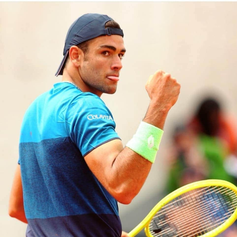 マッテオ・ベレッティーニさんのインスタグラム写真 - (マッテオ・ベレッティーニInstagram)「Great fight today against @pabloandujaroficial at the @rolandgarros So happy for the win!  #mammdocarmine#vinzmalato#bigteam#daje#gulismiscioglie#💪」5月26日 22時42分 - matberrettini