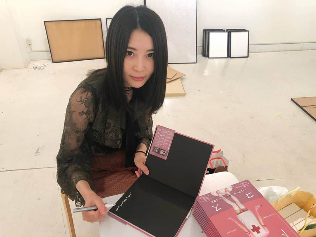 七菜乃さんのインスタグラム写真 - (七菜乃Instagram)「ヴァニラ画廊 @vanillagallery_jp  に搬入に行ってきました❣️ #トレコス  にサインもしました☺️ 明後日5/28から始まります❣️ よろしくお願いします😊 写真は @nana7nano.nananano から☺️」5月26日 22時43分 - nananano.nano