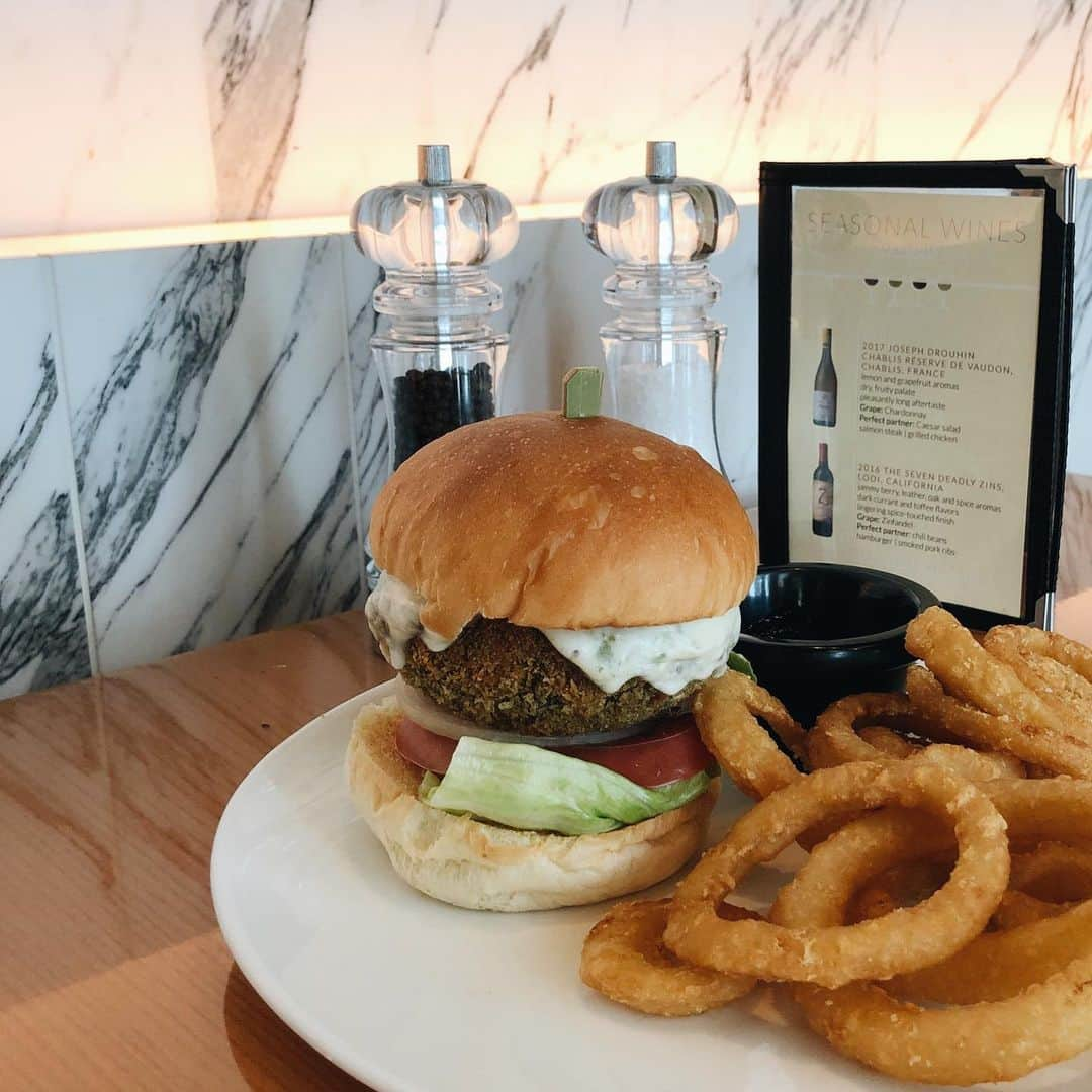 大橋菜央さんのインスタグラム写真 - (大橋菜央Instagram)「Thick mushroom burger and crunchy onion rings for the active day🍔♡ . . . #todayslunch #tokyoamericanclub  #キノコバーガー #オニオンリング #weekendlunch #mushroomburger #naoliving_cafe #naoliving_restaurant」5月26日 22時44分 - naoliving