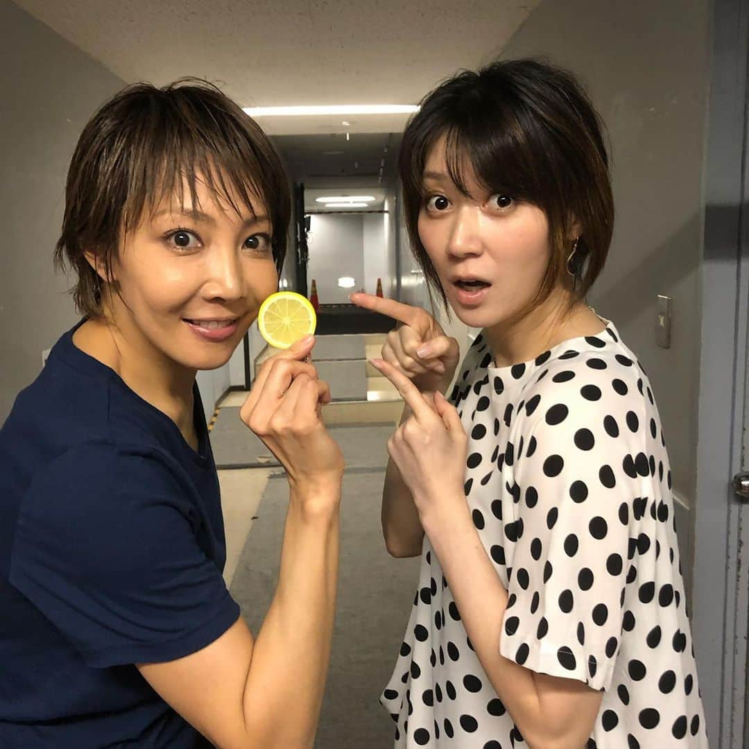 凰稀かなめさんのインスタグラム写真 - (凰稀かなめInstagram)「久しぶりにチエさんの舞台！ なかなかスケジュールが合わなくて行けなかったが、急遽！ #レモネード  #一人芝居 いや〜パワフルに踊るチエさん…流石！と言うか、一人芝居の難しさ、私は無理〜〜！ チエさん凄い！そして久しぶりのお顔にも遭遇〜〜 #柚希礼音 さん そして #おめでとう🎊 #礼真琴 っちゃん^_^ #帰りに行ったお店で凄いもの発見！ #ラグビーボール ^_^勝手に撮る^_^ #Phoenixtears #香りと役作り #お芝居大好き#kaname #かなめのカタチ #かなカタ #Phoenixtears #kanamebeans  #カナメビーンス #ブルーノート #凰稀かなめ #毎日前進 #孤独だっていいじゃない」5月26日 22時55分 - kanameouki_official