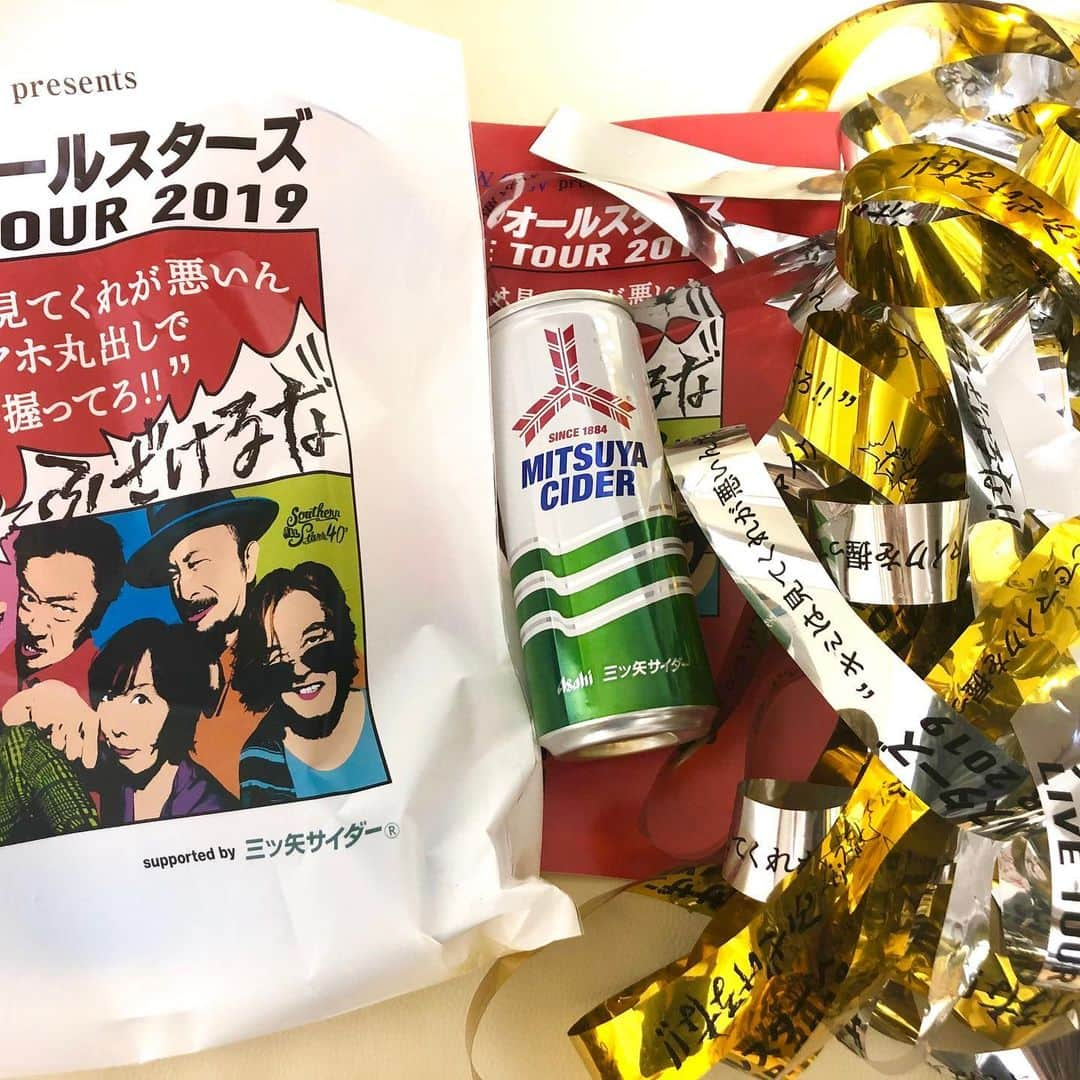 永倉由季さんのインスタグラム写真 - (永倉由季Instagram)「・ ・ 【サザンオールスターズ 40周年！LIVE TOUR 2019】 ・ ・ 63歳にして約 3時間30分 36曲を歌い踊り喋り演奏しっぱなしの破壊力！ ・ しかも前回に続き アリーナ前から15列目という奇跡！ ・ 桑田さんが…サザンが…真ん前✨ ・ ・ 愛とエネルギーとエンターテイメントに 満ち溢れたステージに 全力で楽しませてもらいました✨ ・ ・ 5年前の35周年の時に 一緒に行ったメンバーと共に♬ ・ ちなみに最後の写真は5年前の私たち。 若っ笑 ・ ・ ゲンの良いメンバーで また5年後の45周年を楽しみに。 ・ ・ だからお願いです。 ・ サザンオールスターズの皆さん どうか元気でいてて下さい♡ ・ ・ ✅ つづきはアメブロにて↓ ・ ・ http://ameblo.jp/naga-yuki/ ・ ・ #サザンオールスターズ #ライブ  #サザンオールスターズライブツアー2019  #桑田佳祐 #原由子 #愛 #音楽 #music #power #サザンふざけるなツアーでふざけよう  #京セラドーム #40周年 #アーティスト#artist  #ステージ #演出 #映像 #美しい #歌って #踊って #笑って #泣いて #最高 #新曲 #マニアックな曲多数 #知らなくてもゾクゾク  #テープ #大人になっても #アホ丸出しの カッコよさ」5月26日 22時49分 - yuki_nagakura67