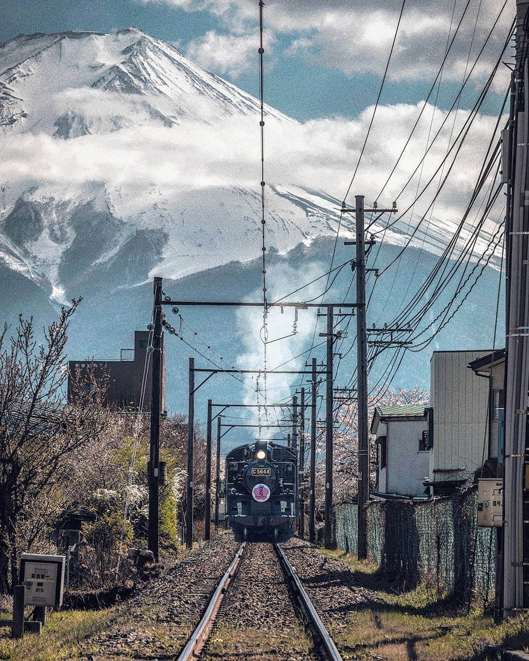 Berlin Tokyoさんのインスタグラム写真 - (Berlin TokyoInstagram)「Hop onto a nostalgic rail journey running through the idyllic town at the foot of Mt. Fuji. . . 📍#japan」5月26日 22時49分 - tokio_kid