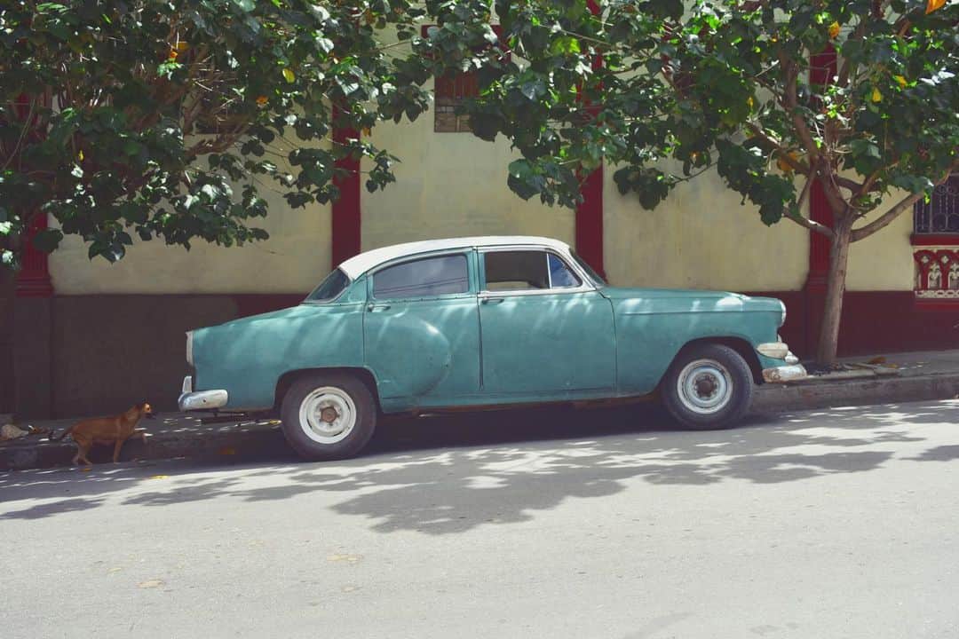 mikanoguchiのインスタグラム：「Cuba, Havana A car in the shade of trees and behind it... A moment like a painting #cuba #havana#visitcuba#cubatravel#cuba_gallery#cuba2day#nikond5500 #一人旅#キューバ#世界の絶景#旅スタグラム#たびログ#否#たびノグ」