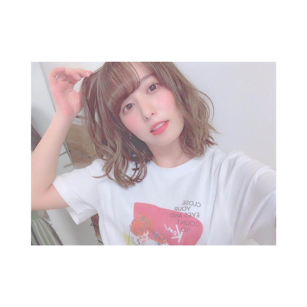 前田美里のインスタグラム：「最近この髪型ハマってる。☺️💫 . #lilybrown #バービー #barbie #tシャツ #disney #自撮り#セルフィー #女子力 #アレンジ #ミディアムボブ #ゆる巻き #hair #hairstyle #selfie #selfiee #selfies  #instagood #instalike #japanesegirl ##followme #instaphoto #ファインダー越しの私の世界 #写真好きな人と繋がりたい」