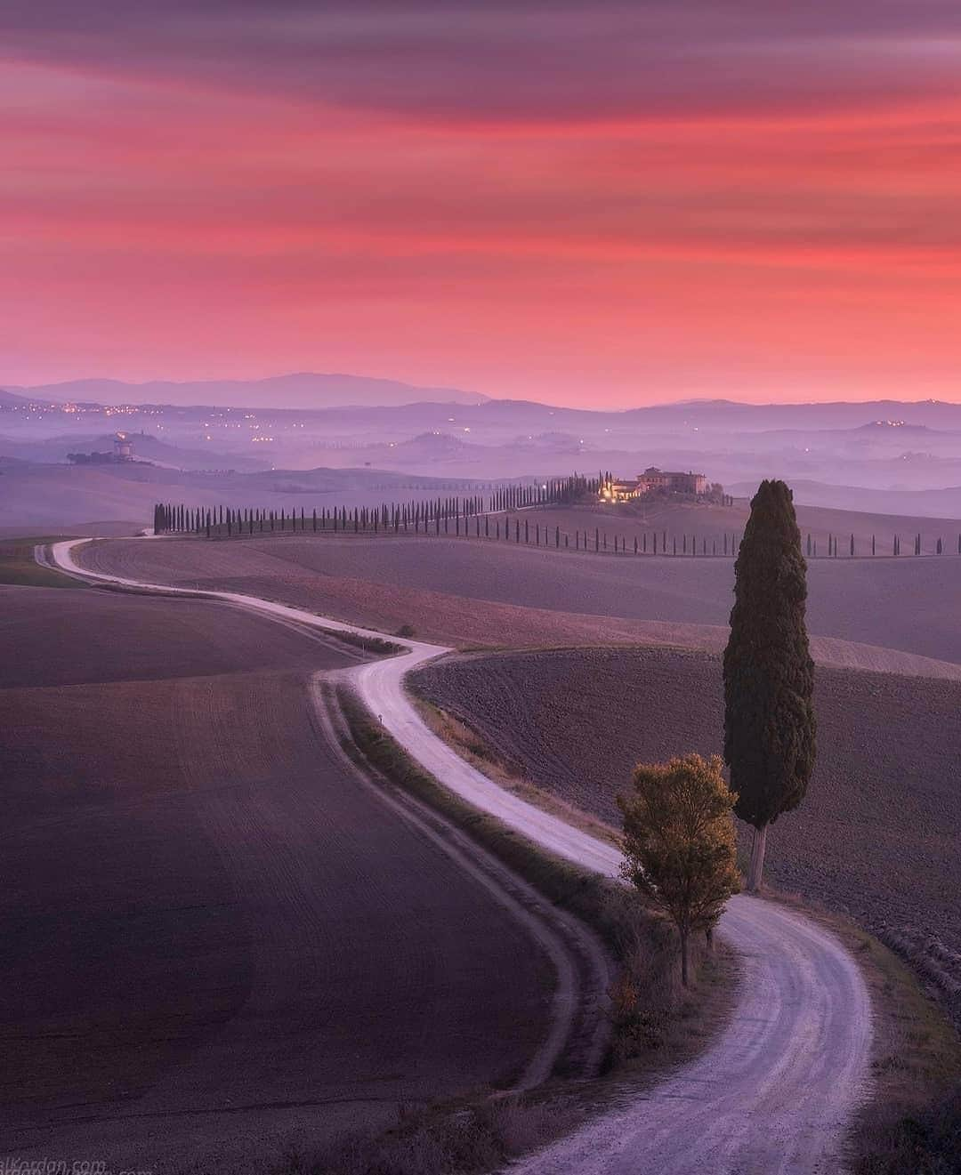 BEAUTIFUL DESTINATIONSさんのインスタグラム写真 - (BEAUTIFUL DESTINATIONSInstagram)「"Tuscany roads... These roads you wish to get lost on. I recall my first visits to this paradise 8-9 years ago when I was renting fiat punto and getting totally lost with google navigation on these dirt roads 😂 best memories of Tuscany though!" Have you ever gotten lost while traveling? (📷: @danielkordan 📍: Tuscany, #Italy)」5月26日 22時53分 - beautifuldestinations