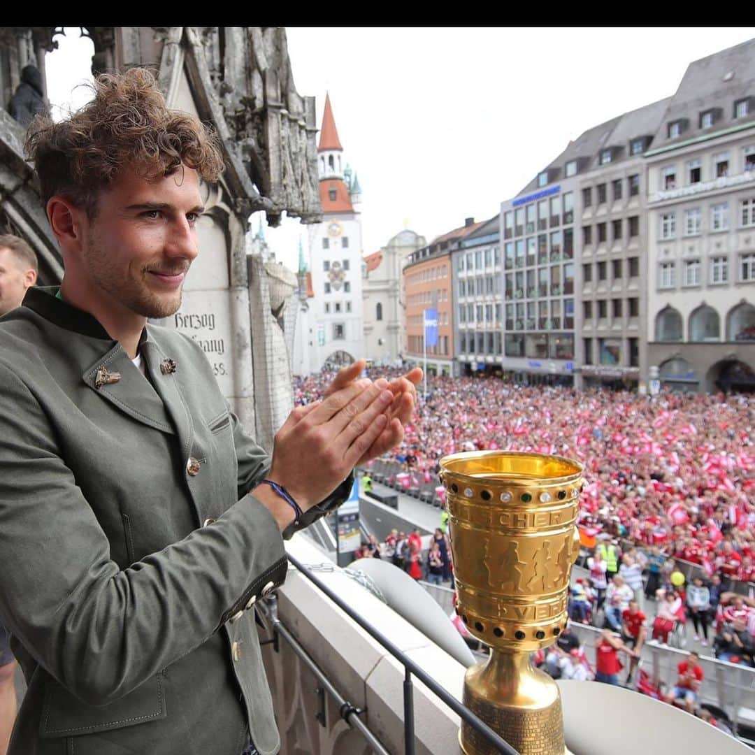 レオン・ゴレツカさんのインスタグラム写真 - (レオン・ゴレツカInstagram)「Herzlichen Dank für diese unvergessliche erste Saison lieber @fcbayern 🔴⚪️ #doublesieger 👏🏼🦁」5月27日 4時22分 - leon_goretzka