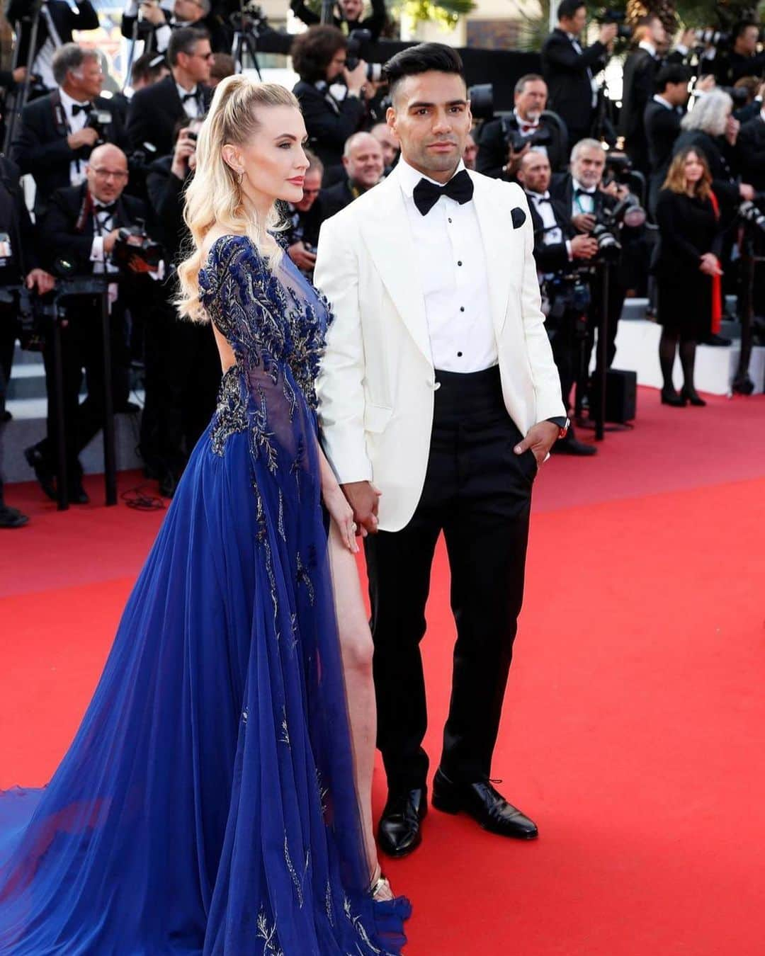 ラダメル・ファルカオさんのインスタグラム写真 - (ラダメル・ファルカオInstagram)「Una tarde espectacular con @loreleitaron ❤️ en la alfombra roja de #cannes2019  Vestido Lore : @tonywardcouture  Joyas: @cartier  Traje: @absolutebespoke」5月27日 4時26分 - falcao