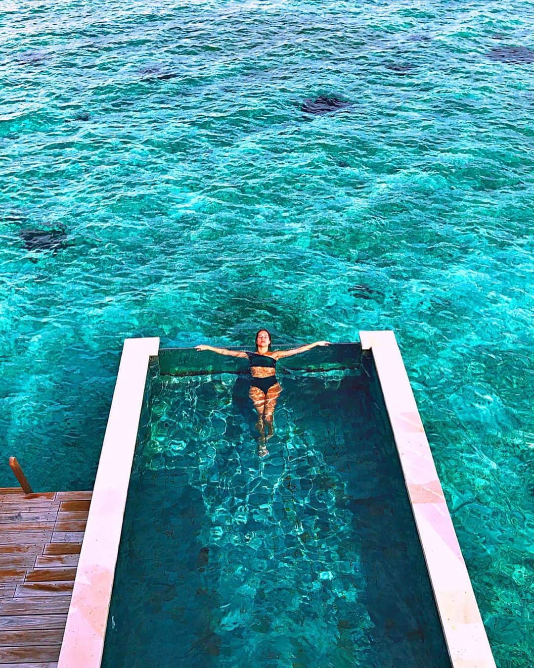 Bruno Gagliassoさんのインスタグラム写真 - (Bruno GagliassoInstagram)「Tudo azul! 💙 Já nem sei o que é mar e o que é piscina. Só sei que to feliz pra car%€£o!!!! 💦 ps: Ou seria tudo verde água? #ferias #maldivas 🇲🇻 @gio_ewbank @theglobalnomadsbr @sixsenseslaamu #ad」5月26日 23時05分 - brunogagliasso