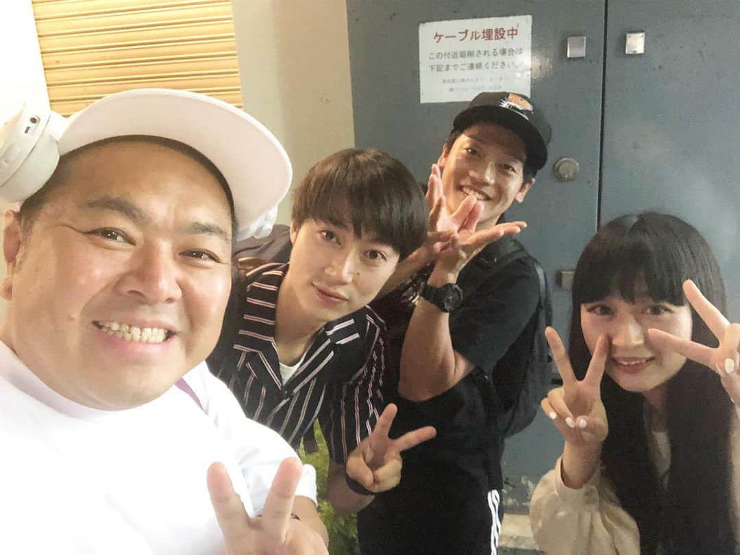 大地洋輔のインスタグラム：「先日吉本坂46のお仕事帰りに選抜&REDのメンバー何人かでご飯行ってきましたー😊  REDのメンバー帰ってから、写真撮ってないのに気づいて、選抜だけの写真になっちゃってます😅  今度はちゃんと写真撮ろう🤳 ・ ・ ・ #吉本坂46 #吉本坂46選抜 #スパイク小川ちゃん #おばたのお兄さん #ダイノジ大地 #はんにゃ金田 #しかし金田の美少年っぷりよ #すっぴんが綺麗すぎるだろ #いや常にすっぴんなんだけど #どうなったらこうなる #さらに美しい金田が観れる #今夜はええやん #MV観てください #よろしくお願いします」