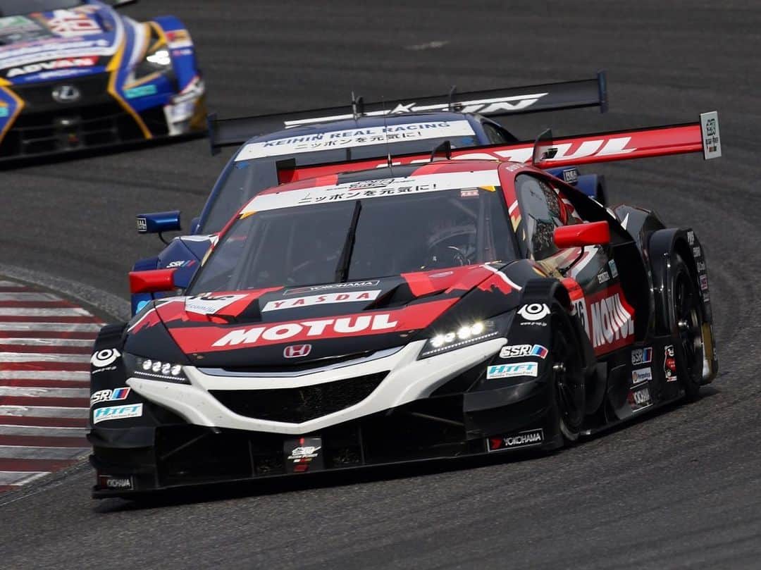 武藤英紀のインスタグラム：「12位でチェッカーを受けました。 メカさんの完璧なピットストップで順位を5位まで上げていましたが、タイヤトラブルが起きてしまい。。。 非常に悔しいですが、次のタイ戦へ向けて気持ちを切り替えます。  #honda #mugen #nsx #motul #advan #supergt #武藤英紀」