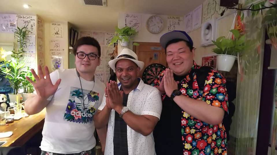 カバのインスタグラム：「本日のでぶ活。 祇園花月、諸見里リーダー新喜劇でした！ありがとうございました！大感謝です！🙏️✨終わりに無印カフェからのラジャカフェと、カフェハシゴしました！美味しい山盛りのご飯と抱えきれんぐらいのパワー頂きました！皆さんも是非行ってみて下さい！あぁ、痩せたい！ . #吉本新喜劇 #祇園花月 #諸見里大介 #本日のでぶ活 #でぶ活 #無印カフェ #ご飯美味しかった #グルメ #グルメ好きな人と繋がりたい #ラジャカフェ #インド人の友達 #ラジャ #パワーが溢れ出てる #占い #手相 #たくさんの助言ありがとう #皆さんも是非 #あぁ、痩せたい」