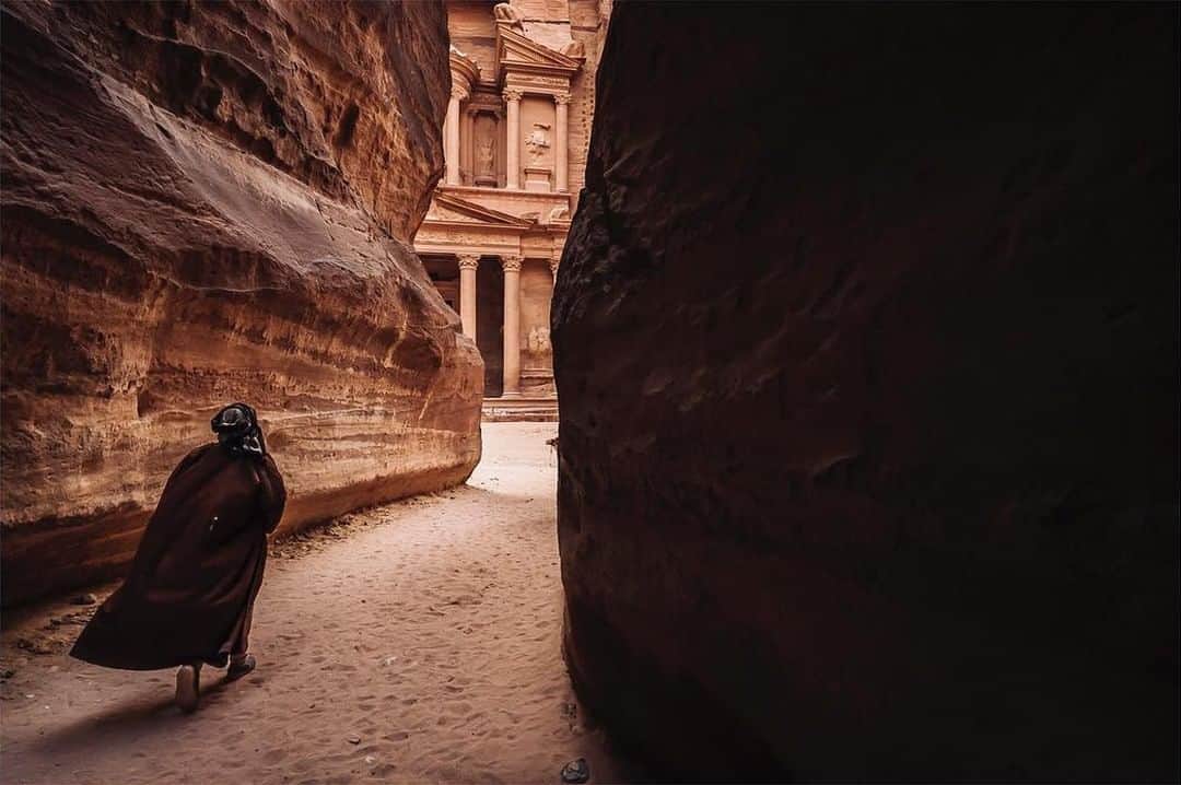 のインスタグラム：「Which places are on your photo bucket list? The ancient city of Petra in Jordan was named amongst the New 7 Wonders of the World in 2007 and as such, is one of the most photographed sites in the world. Nevertheless Can Turanli (@cturanli) managed to capture this original perspective with the Leica M10. Discover the Leica M10 for yourself via the bio link.  #LeicaCamera #Leica #🔴📷 #Leicagram #LeicaM10 #TheLeicaLook #LeicaWorld #Leica_Club #LeicaSociety #LeicaPhoto #ShootLeicaPro #travelphotography #Petra #travelgram #roamtheplanet #wonderfulglobe」