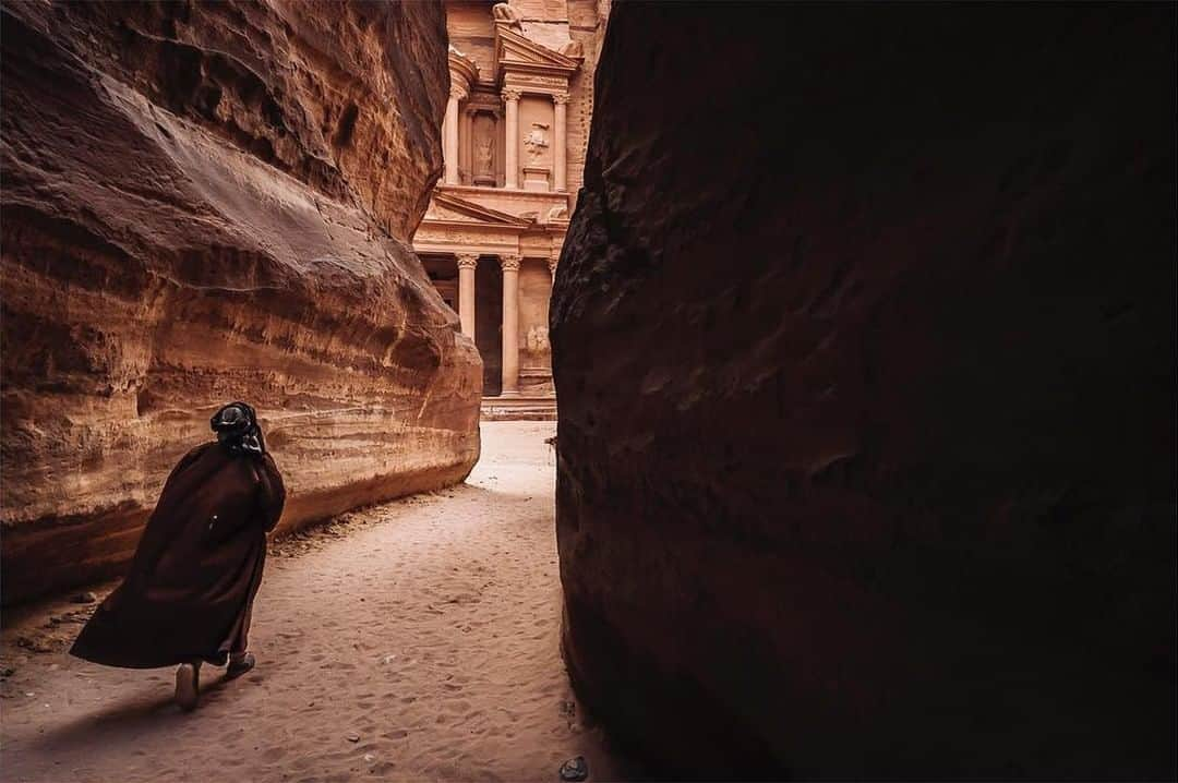 ライカさんのインスタグラム写真 - (ライカInstagram)「Which places are on your photo bucket list? The ancient city of Petra in Jordan was named amongst the New 7 Wonders of the World in 2007 and as such, is one of the most photographed sites in the world. Nevertheless Can Turanli (@cturanli) managed to capture this original perspective with the Leica M10. Discover the Leica M10 for yourself via the bio link.  #LeicaCamera #Leica #🔴📷 #Leicagram #LeicaM10 #TheLeicaLook #LeicaWorld #Leica_Club #LeicaSociety #LeicaPhoto #ShootLeicaPro #travelphotography #Petra #travelgram #roamtheplanet #wonderfulglobe」5月26日 23時00分 - leica_camera