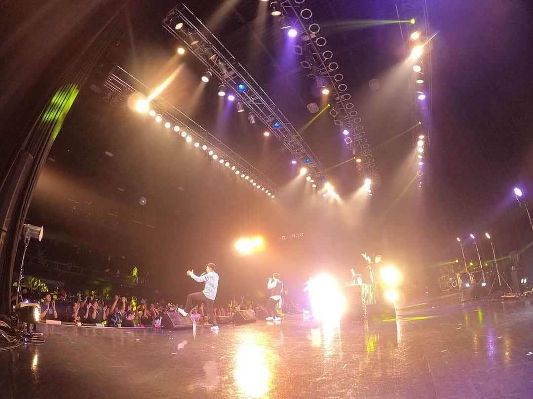 DEppaさんのインスタグラム写真 - (DEppaInstagram)「. . GAKUMO STAGE @ Zepp Nagoya . めちゃくちゃ楽しかったです！✨ 呼んで頂き、本当にありがとうございました！ . 「GAKUMO」とは「学生モデル」の略。 将来 芸能界に入ることを夢見る若者たちが ダンスを披露したり、ライブをしたり。 活気と希望に溢れたステージでした！ 本番前に気合い入ったよ！ . 「GAKUMO」には「大人も楽しも」と言う 意味もあると聞いたので、大人のお客さんも 大人の私たちも全力で楽しんじゃいましたw やっぱり、年齢なんて関係ないよね。 楽しんだもん勝ち。間違いない。 . 今日は「100年初恋」を歌う前に この楽曲のエピソードを話したら 奥様や女性の方から拍手が来ました。 MCで拍手が起こるってそうそうないこと。 今日みたいなMCがいつもできたらな〜と ライブが終わった後にしみじみ反省。 . 今日は改めて音楽の力を感じた瞬間がありました。 「MUSIC」を歌った時、Zeppの後方にいたはずの 子供たちがブワァーっと前方に集まってきて 笑顔で踊り狂ってました。あの光景には驚いた。 子供たちの目が本当に輝いていました。 . 夢を持つことは素晴らしいこと。 楽しいことばかりじゃないけどね。 僕は23〜24歳の時に音楽を始め 初めて「夢」が見つかりました。 楽しくて希望に溢れた1日もあれば、 苦しくて嫌になっちゃう1日もある。 でも、やっぱり音楽が好きだから この道で生きていきたいんです。 沢山の人と出会い、繋がり、 普段では見ることのできない景色が見れて 涙が出るほどの感動を得られるこの道が たまらなく幸せだから。簡単には諦めません。 . みんなも叶えたい夢、達成したい目標、 そう簡単には叶わないかもしれないけど 絶対に叶うと信じて突き進んでください！ 「願えば叶う！」「想えば届く！」 それには相当な努力が必要だけどね！ 月並みな言葉になってしまうけど 僕は今でもそう思っています！ . あ、なんだか長々とすいませんでしたw 大切なことを改めて実感できた1日でした！ すぐ名古屋に帰ってきますので！ また会いましょうね！👋🏽 ありがとうございました！🍀 . #夢 #希望 #野望 #目標 #信念 #志を立てるのに老いも若きもない #そして志あるところ老いも若きも道は必ず開けるのである #松下幸之助 #シクラメン #MUSIC #100年初恋 #BRANDNEWDAY #シクラツアー2019夏 #8月30日 #ボトムライン #今回のツアーファイナルは名古屋です #是非会場に遊びに来てくださいね」5月26日 23時01分 - deppa_shikuramen