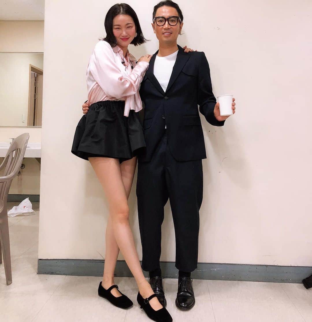 チャン・ユンジュのインスタグラム：「서울 재즈 페스티벌. 즐거웠어요. 💋💜🌿 ‘비좁은 다락방도 파리의 카페 소음들도 다 참을 수 있어.  #지붕위에고양이 이곡도 이제 10년이 지났네요.  오랜만에 노래 부르다 눈물 났어요.  _ 곧 발매되는 재형오빠 @jaehyungjung17 이번 앨범 정말 감동이예요. 멋져요. 👍🏻🥰 그리고 오랜만에 마주친 롹앤롤 철수 오빠님  @djchulsoo 여전히 멋지세요. 😎🤟🏻 _ 무대의상은 @eenk_official 입니다. 고마워요. _ #파리에부친편지가생각나는밤」