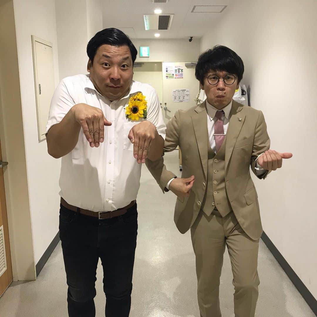 よしもと沖縄花月さんのインスタグラム写真 (よしもと沖縄花月Instagram)「二日間出番終了のインディアンスのおふたりさん。なんとなく、きむの沖縄っぽいポーズは分かりますが、たぶっ