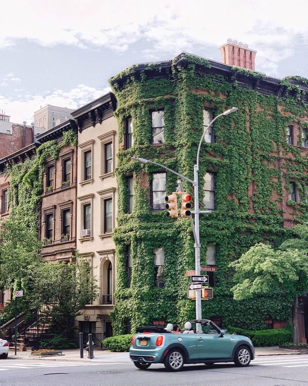 Travel + Leisureさんのインスタグラム写真 - (Travel + LeisureInstagram)「New York City has a little something for everyone. Get our guide to the best NYC neighborhoods and hotels for every type of traveler - link in bio! #tlpicks courtesy of @alohavoyagers」5月26日 23時10分 - travelandleisure