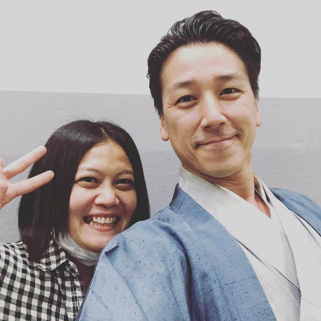 和泉元彌さんのインスタグラム写真 - (和泉元彌Instagram)「20190523 舞台「サゼン」 石坂勇主演 重住綾演出 @伝承ホール  亡きわきさんの繋いでくれたご縁が 今に続いています。  脇さんへの感謝の気持ちを込めて 同志の作る舞台に 特別出演の好機！  脇ismを受け継いだ愛弟子が作る舞台 脇さんはきっと 空の上で微笑んでくれていると 思いました。  脇さんの熱さと茶目っ気を 受け継ぎながら 重住君にしか作れない舞台が 出来上がっていました。  また素敵な演出をしてくれる演出家に出会えて嬉しい！  演者として、演出家として また一緒に素敵な舞台を作れる日を楽しみにしています。  そして、 サムさんと一緒にいたの上に立って 出会った舞台を思い出しました。  また一緒に 汗と鼻水を流せるような舞台を 作りたいです！ サムさんはやはり 唯一無二の空気をまとった 素敵なオトコなのでした。」5月26日 23時23分 - izumimotoya