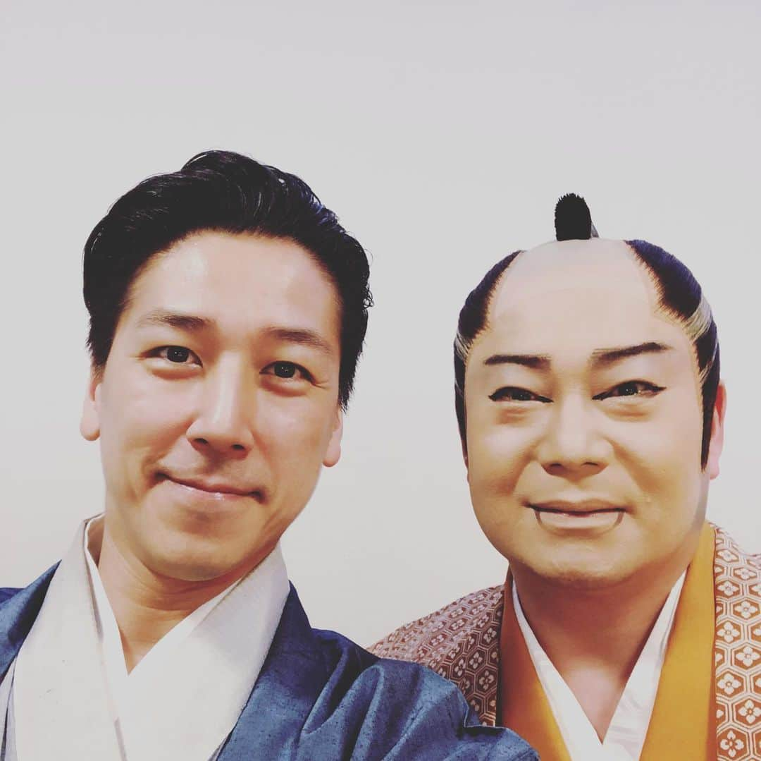 和泉元彌さんのインスタグラム写真 - (和泉元彌Instagram)「20190523 舞台「サゼン」 石坂勇主演 重住綾演出 @伝承ホール  亡きわきさんの繋いでくれたご縁が 今に続いています。  脇さんへの感謝の気持ちを込めて 同志の作る舞台に 特別出演の好機！  脇ismを受け継いだ愛弟子が作る舞台 脇さんはきっと 空の上で微笑んでくれていると 思いました。  脇さんの熱さと茶目っ気を 受け継ぎながら 重住君にしか作れない舞台が 出来上がっていました。  また素敵な演出をしてくれる演出家に出会えて嬉しい！  演者として、演出家として また一緒に素敵な舞台を作れる日を楽しみにしています。  そして、 サムさんと一緒にいたの上に立って 出会った舞台を思い出しました。  また一緒に 汗と鼻水を流せるような舞台を 作りたいです！ サムさんはやはり 唯一無二の空気をまとった 素敵なオトコなのでした。」5月26日 23時23分 - izumimotoya