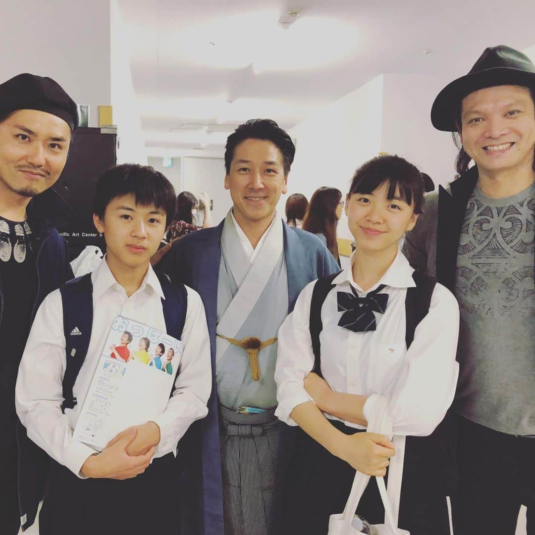 和泉元彌さんのインスタグラム写真 - (和泉元彌Instagram)「20190523 舞台「サゼン」 石坂勇主演 重住綾演出 @伝承ホール  亡きわきさんの繋いでくれたご縁が 今に続いています。  脇さんへの感謝の気持ちを込めて 同志の作る舞台に 特別出演の好機！  脇ismを受け継いだ愛弟子が作る舞台 脇さんはきっと 空の上で微笑んでくれていると 思いました。  脇さんの熱さと茶目っ気を 受け継ぎながら 重住君にしか作れない舞台が 出来上がっていました。  また素敵な演出をしてくれる演出家に出会えて嬉しい！  演者として、演出家として また一緒に素敵な舞台を作れる日を楽しみにしています。  そして、 サムさんと一緒にいたの上に立って 出会った舞台を思い出しました。  また一緒に 汗と鼻水を流せるような舞台を 作りたいです！ サムさんはやはり 唯一無二の空気をまとった 素敵なオトコなのでした。」5月26日 23時23分 - izumimotoya