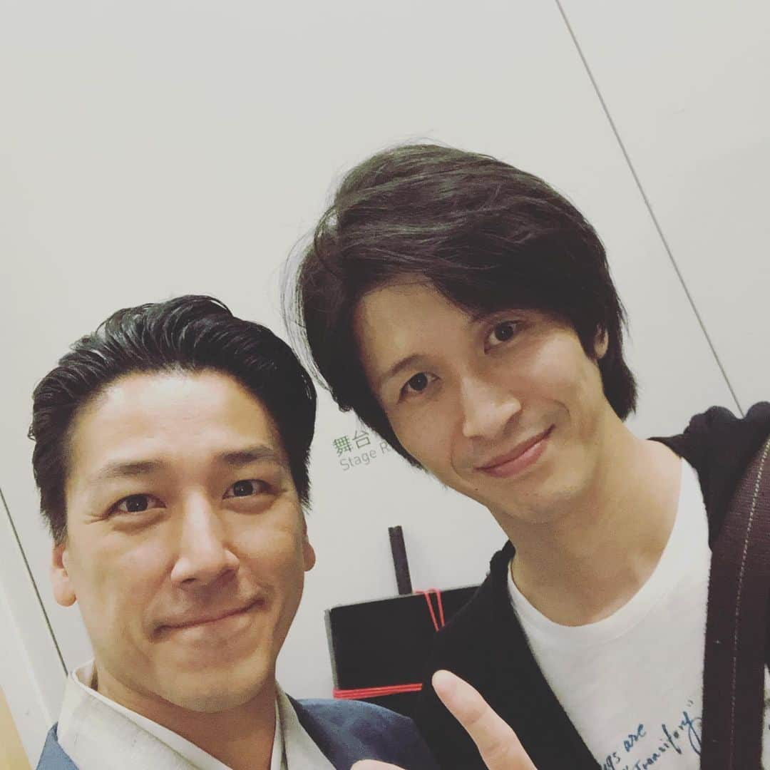 和泉元彌さんのインスタグラム写真 - (和泉元彌Instagram)「20190523 舞台「サゼン」 石坂勇主演 重住綾演出 @伝承ホール  亡きわきさんの繋いでくれたご縁が 今に続いています。  脇さんへの感謝の気持ちを込めて 同志の作る舞台に 特別出演の好機！  脇ismを受け継いだ愛弟子が作る舞台 脇さんはきっと 空の上で微笑んでくれていると 思いました。  脇さんの熱さと茶目っ気を 受け継ぎながら 重住君にしか作れない舞台が 出来上がっていました。  また素敵な演出をしてくれる演出家に出会えて嬉しい！  演者として、演出家として また一緒に素敵な舞台を作れる日を楽しみにしています。  そして、 サムさんと一緒にいたの上に立って 出会った舞台を思い出しました。  また一緒に 汗と鼻水を流せるような舞台を 作りたいです！ サムさんはやはり 唯一無二の空気をまとった 素敵なオトコなのでした。」5月26日 23時23分 - izumimotoya