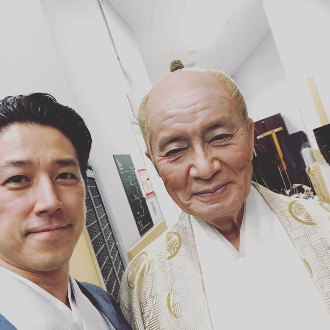 和泉元彌さんのインスタグラム写真 - (和泉元彌Instagram)「20190523 舞台「サゼン」 石坂勇主演 重住綾演出 @伝承ホール  亡きわきさんの繋いでくれたご縁が 今に続いています。  脇さんへの感謝の気持ちを込めて 同志の作る舞台に 特別出演の好機！  脇ismを受け継いだ愛弟子が作る舞台 脇さんはきっと 空の上で微笑んでくれていると 思いました。  脇さんの熱さと茶目っ気を 受け継ぎながら 重住君にしか作れない舞台が 出来上がっていました。  また素敵な演出をしてくれる演出家に出会えて嬉しい！  演者として、演出家として また一緒に素敵な舞台を作れる日を楽しみにしています。  そして、 サムさんと一緒にいたの上に立って 出会った舞台を思い出しました。  また一緒に 汗と鼻水を流せるような舞台を 作りたいです！ サムさんはやはり 唯一無二の空気をまとった 素敵なオトコなのでした。」5月26日 23時23分 - izumimotoya