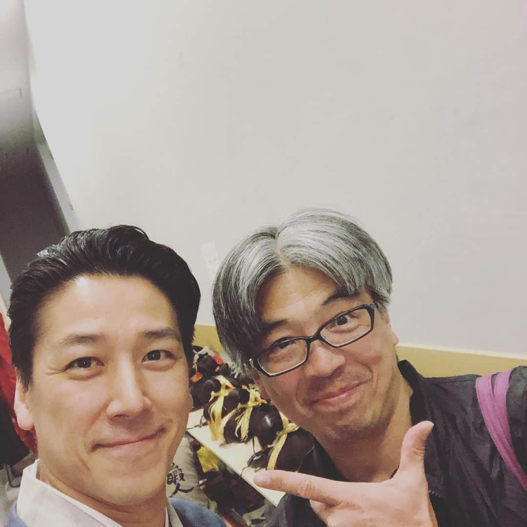 和泉元彌さんのインスタグラム写真 - (和泉元彌Instagram)「20190523 舞台「サゼン」 石坂勇主演 重住綾演出 @伝承ホール  亡きわきさんの繋いでくれたご縁が 今に続いています。  脇さんへの感謝の気持ちを込めて 同志の作る舞台に 特別出演の好機！  脇ismを受け継いだ愛弟子が作る舞台 脇さんはきっと 空の上で微笑んでくれていると 思いました。  脇さんの熱さと茶目っ気を 受け継ぎながら 重住君にしか作れない舞台が 出来上がっていました。  また素敵な演出をしてくれる演出家に出会えて嬉しい！  演者として、演出家として また一緒に素敵な舞台を作れる日を楽しみにしています。  そして、 サムさんと一緒にいたの上に立って 出会った舞台を思い出しました。  また一緒に 汗と鼻水を流せるような舞台を 作りたいです！ サムさんはやはり 唯一無二の空気をまとった 素敵なオトコなのでした。」5月26日 23時23分 - izumimotoya